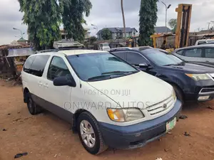 Toyota Sienna 2002 White
