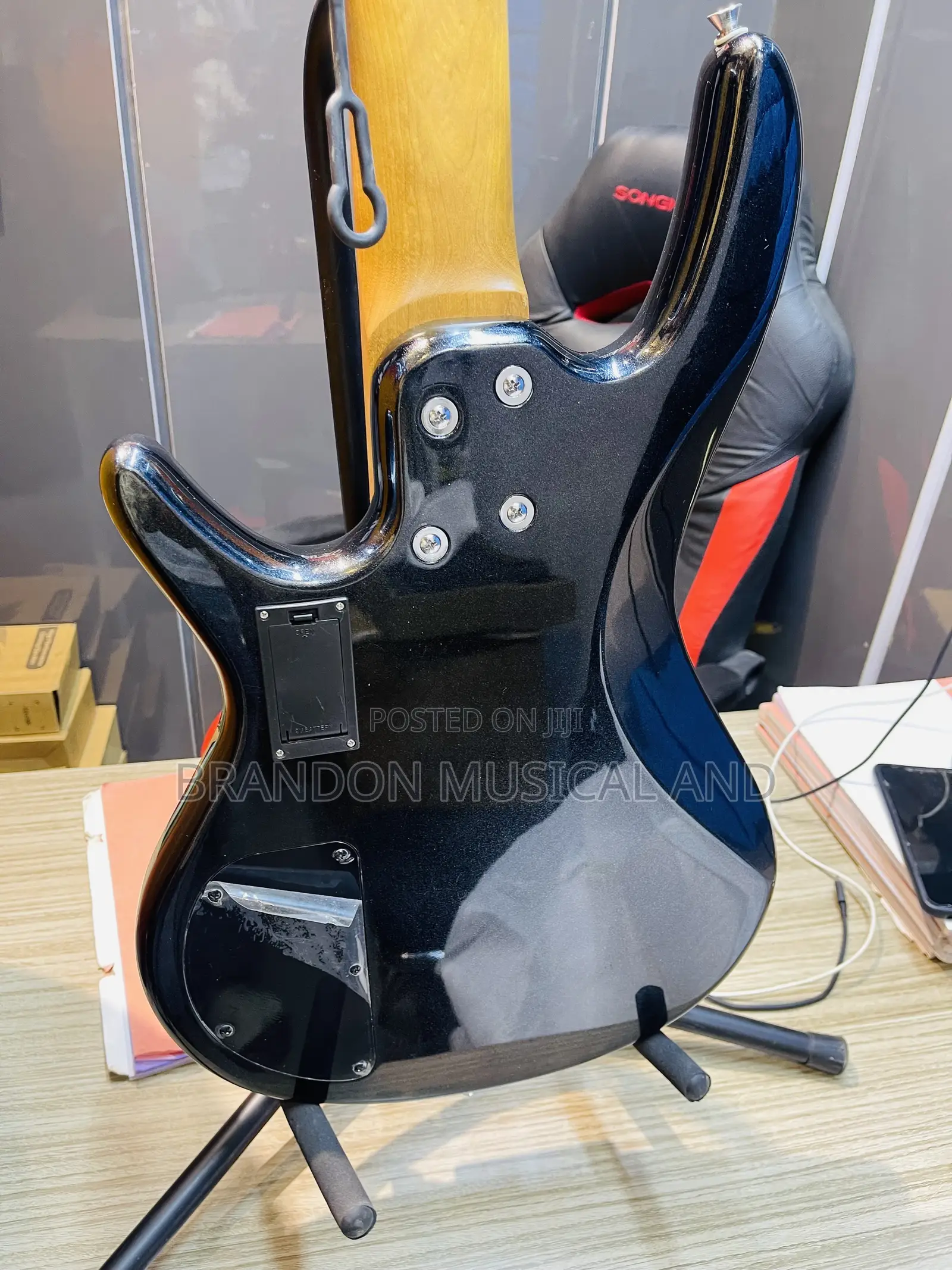 Deviser Active Bass Guitar