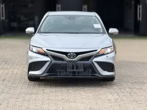Toyota Camry SE 2021 Silver