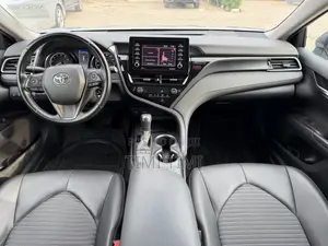 Toyota Camry SE 2021 Silver