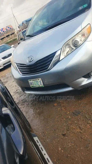 Toyota Sienna 2013 Blue