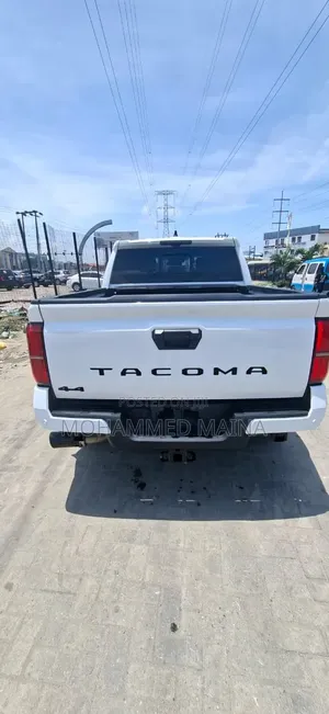 Toyota Tacoma 2024 White
