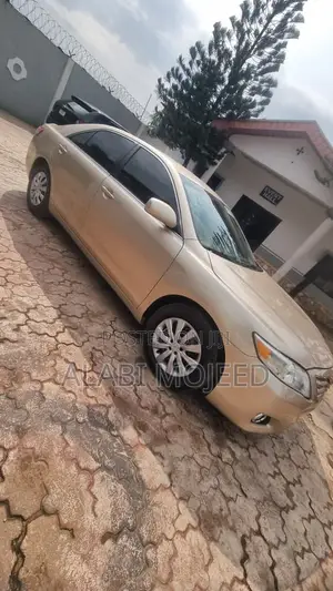 Toyota Camry LE 4dr Sedan (2.5L 4cyl 6AM) 2010 Gold