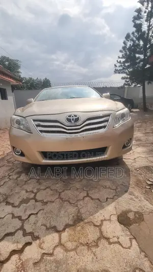 Toyota Camry LE 4dr Sedan (2.5L 4cyl 6AM) 2010 Gold