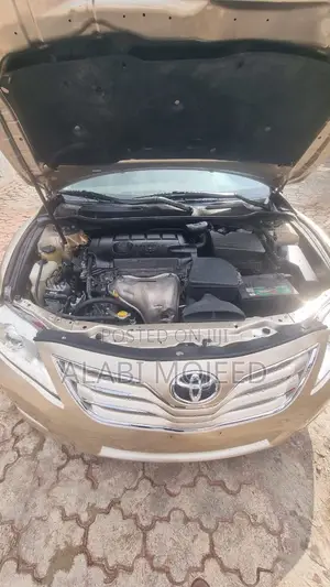 Toyota Camry LE 4dr Sedan (2.5L 4cyl 6AM) 2010 Gold