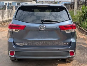 Toyota Highlander XLE 2019 Blue