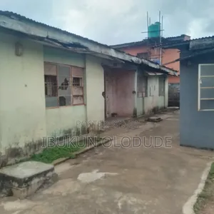 6bdrm Bungalow in Agbado for sale