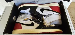 Air Jordan 1 Retro High OG Black Toe.