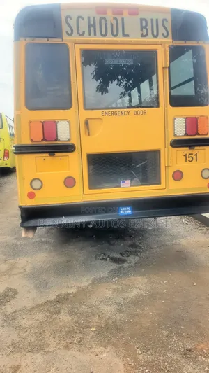 Bus 2015 Yellow