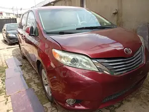 Toyota Sienna 2011 Red