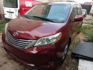 Toyota Sienna 2011 Red
