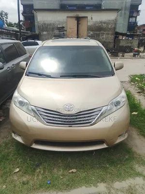 Toyota Sienna 2011 Gold
