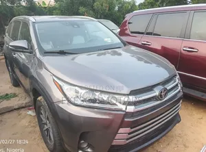 Toyota Highlander XLE 4x4 V6 (3.5L 6cyl 8A) 2018 Gray
