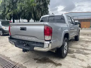 Toyota Tacoma SR5 2017 Silver