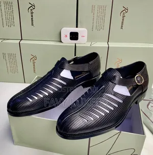 Richwanaz Black Textured Buckle Strap Dress Shoes.