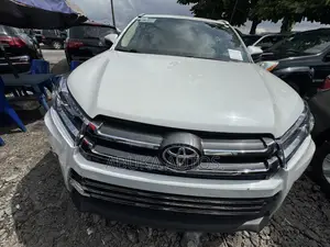 Toyota Highlander LE 4dr SUV AWD (3.5L 6cyl 6A) 2014 White