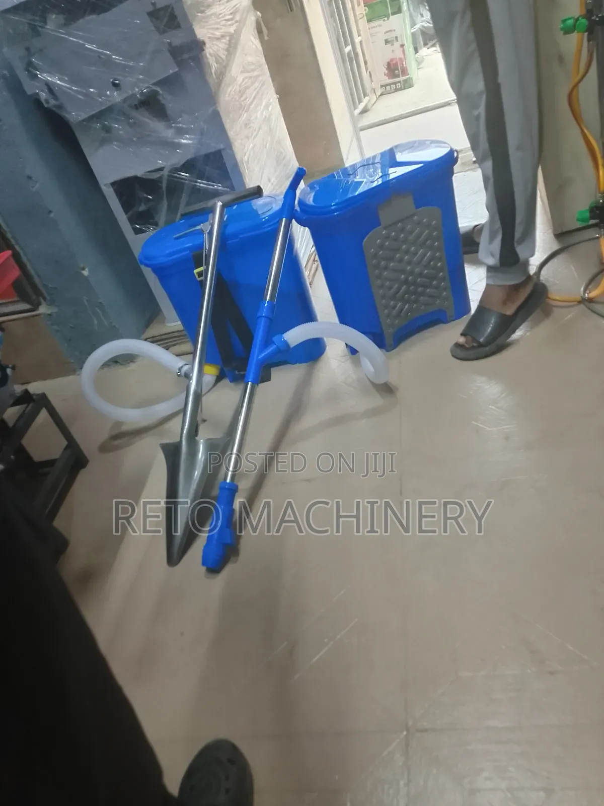 Fertilizer Applicator With Shovel