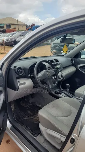 Toyota RAV4 2010 Silver