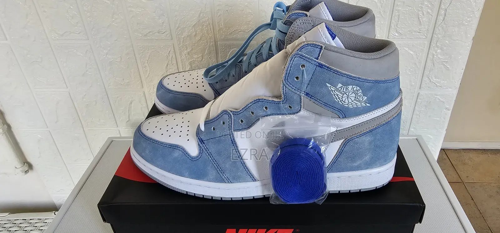 Air Jordan 1 Retro High OG Hyper Royal