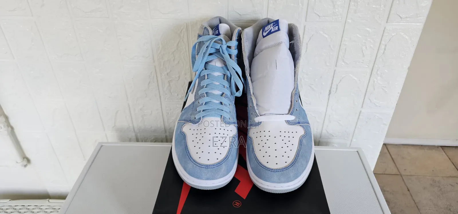 Air Jordan 1 Retro High OG Hyper Royal