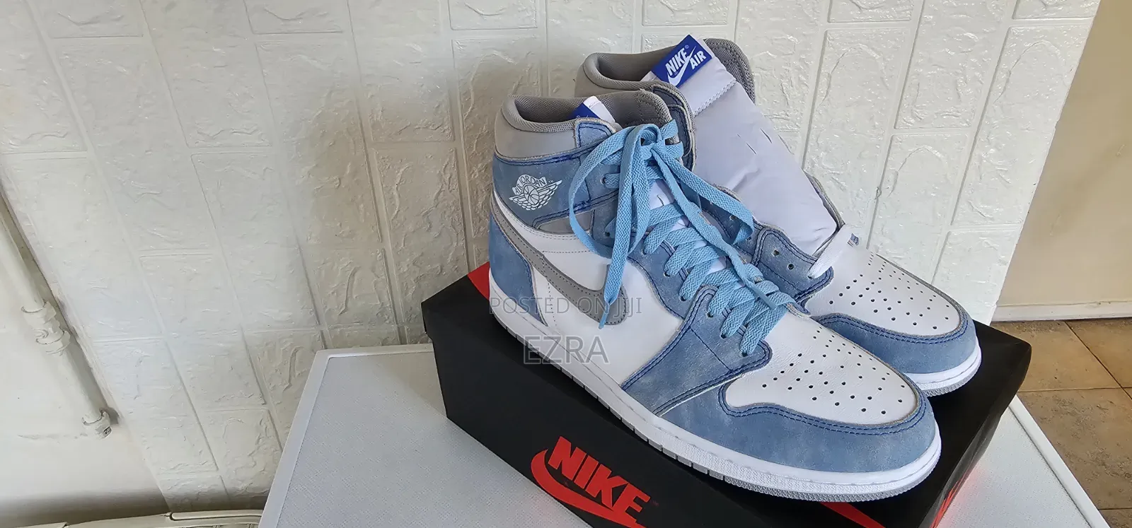 Air Jordan 1 Retro High OG Hyper Royal