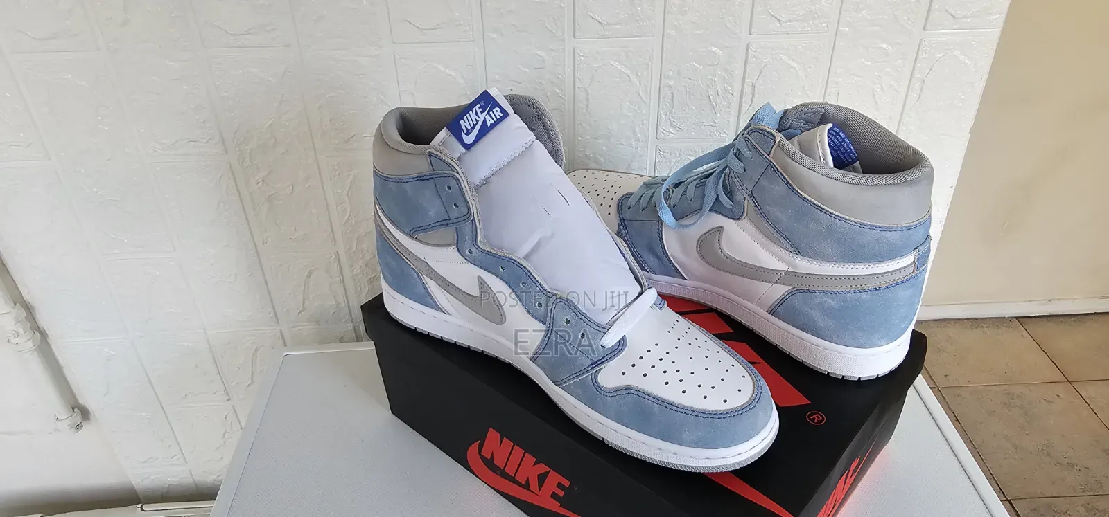 Air Jordan 1 Retro High OG Hyper Royal
