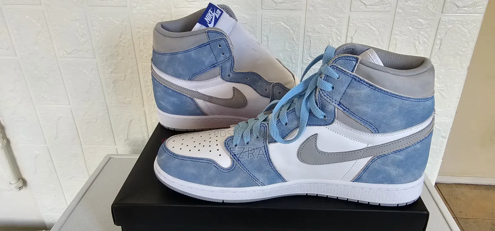 Air Jordan 1 Retro High OG Hyper Royal
