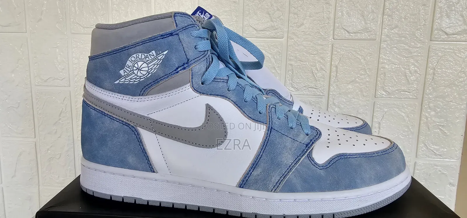 Air Jordan 1 Retro High OG Hyper Royal