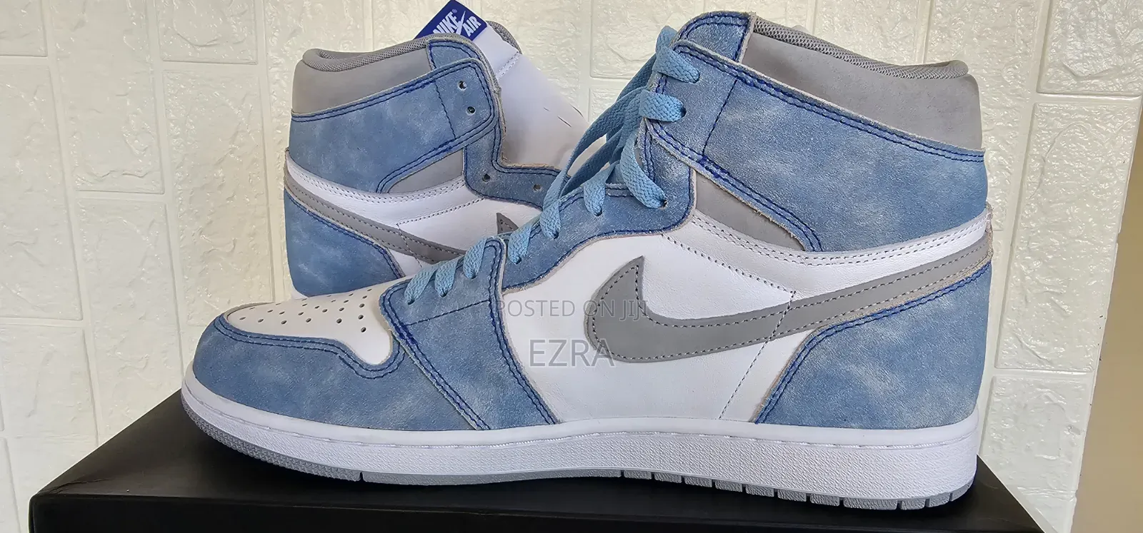 Air Jordan 1 Retro High OG Hyper Royal