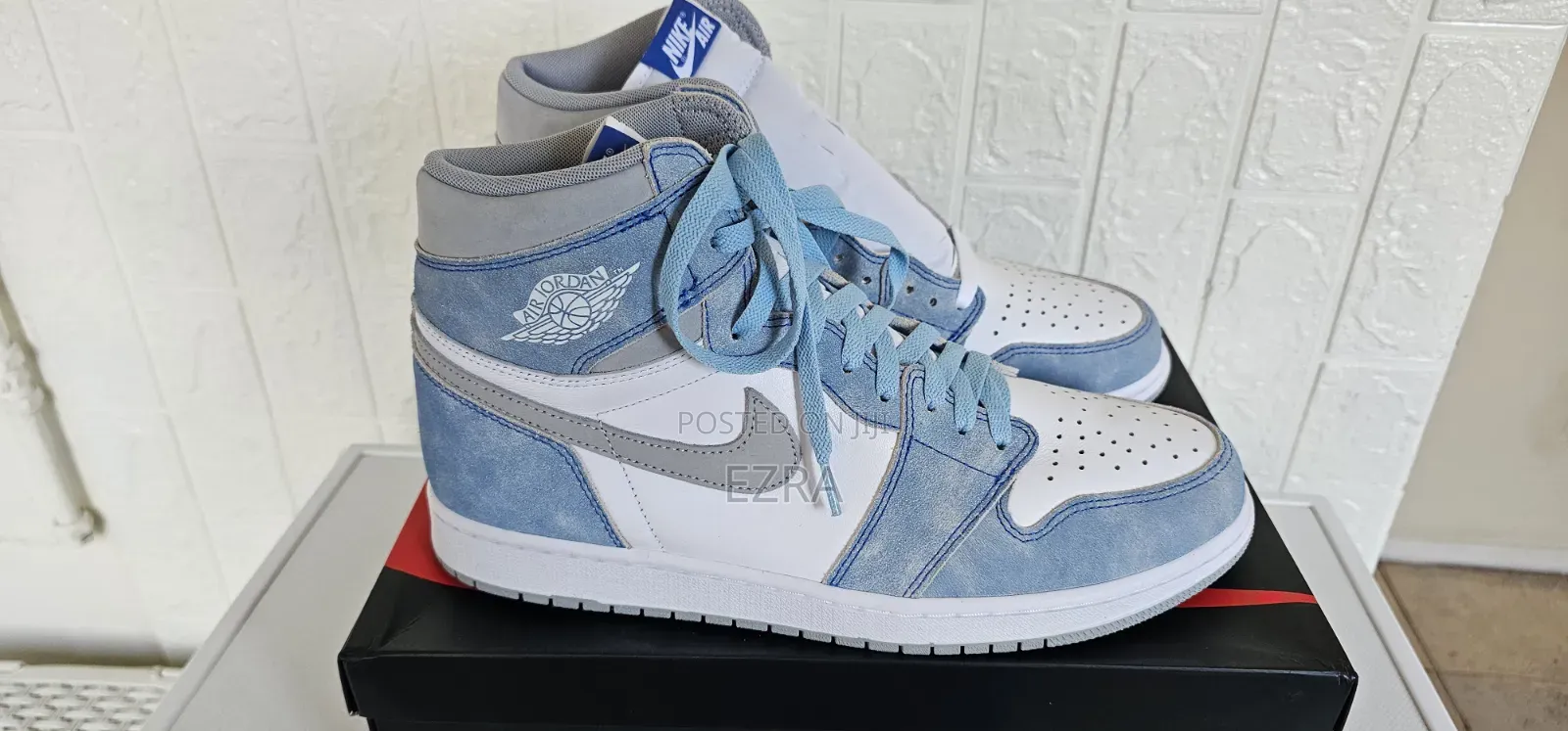 Air Jordan 1 Retro High OG Hyper Royal