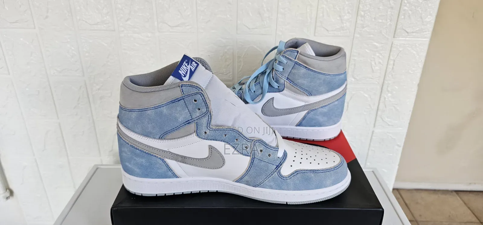 Air Jordan 1 Retro High OG Hyper Royal