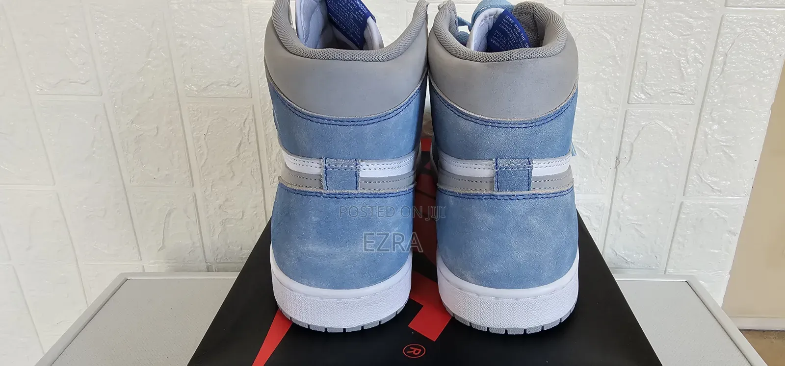 Air Jordan 1 Retro High OG Hyper Royal