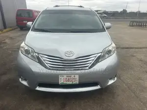 Toyota Sienna XLE FWD 8-Passenger 2013 Silver