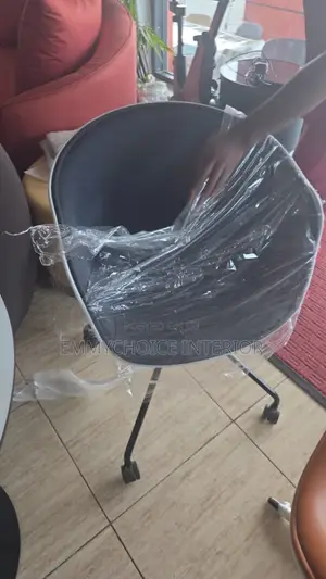 Modern Bucket Style Office Chair With Wheel