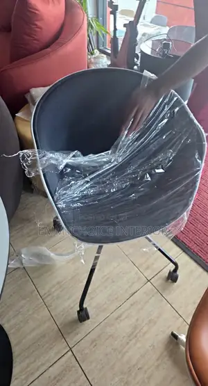Modern Bucket Style Office Chair With Wheel