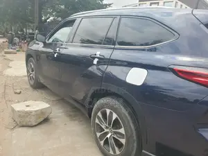 Toyota Highlander XLE 2021 Blue