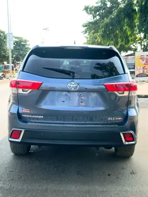 Toyota Highlander XLE 4x4 V6 (3.5L 6cyl 8A) 2017 Blue