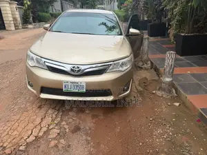 Toyota Camry LE 4dr Sedan (2.5L 4cyl 6A) 2012 Gold