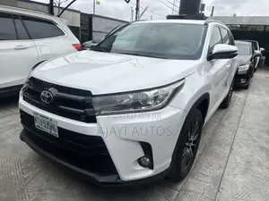 Toyota Highlander SE 4x2 V6 (3.5L 6cyl 8A) 2018 White