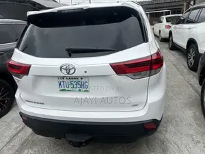 Toyota Highlander SE 4x2 V6 (3.5L 6cyl 8A) 2018 White