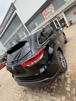 Toyota Highlander XLE 4x4 V6 (3.5L 6cyl 8A) 2017 Black