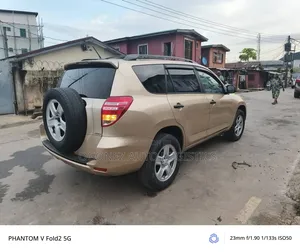 Toyota RAV4 2010 Gold