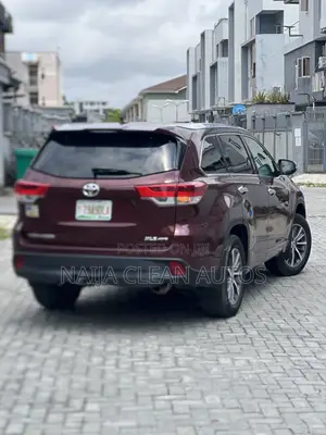 Toyota Highlander XLE 4x4 V6 (3.5L 6cyl 8A) 2017 Burgundy