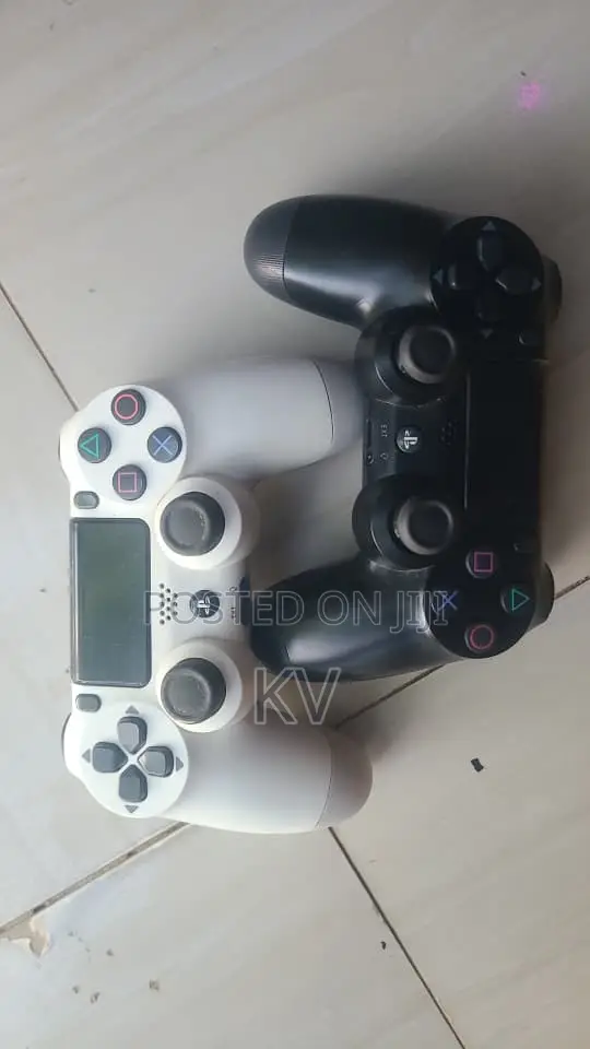 Hacked PS4 With Games and 2 Controllers