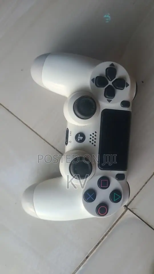 Hacked PS4 With Games and 2 Controllers