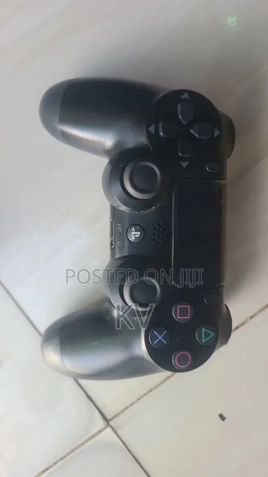 Hacked PS4 With Games and 2 Controllers
