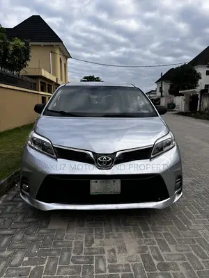 Toyota Sienna 2011 Silver