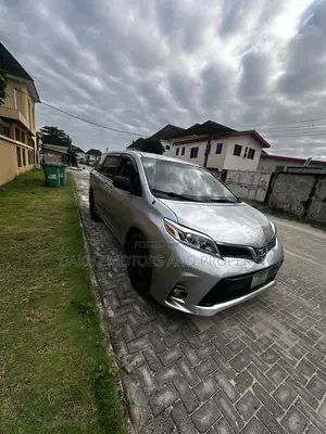Toyota Sienna 2011 Silver