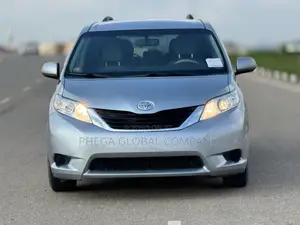 Toyota Sienna LE 8 Passenger 2012 Silver