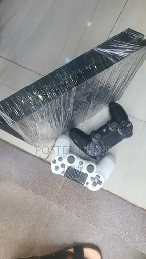 Hacked PS4 With Games and 2 Controllers